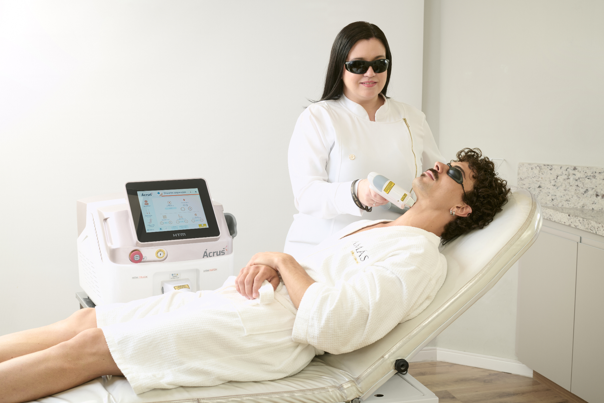 Profissional aplicando o Ácrus em sessão de depilação a laser facial