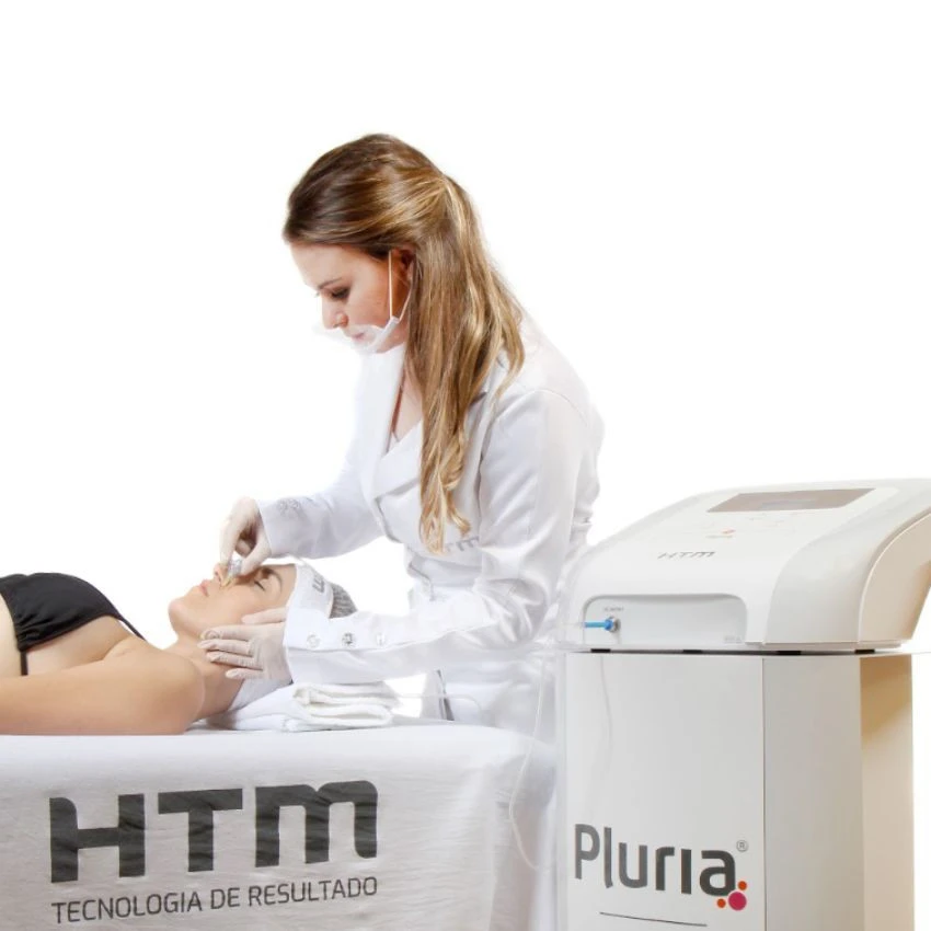 Profissional realizando carboxiterapia facial com o Pluria HTM